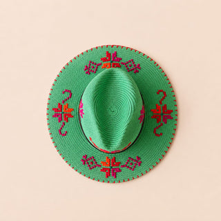 Grasgrüner Sonnenhut mit roten und pinken bestickten Motiven. Der Hut wurde in Spanien von Hand mit den schönen Mustern gestickt.