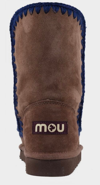 hier sieht man den mou Schuh in der Farbe Brown Pepper von hinten. unten ist das mou Logo zusehen. 