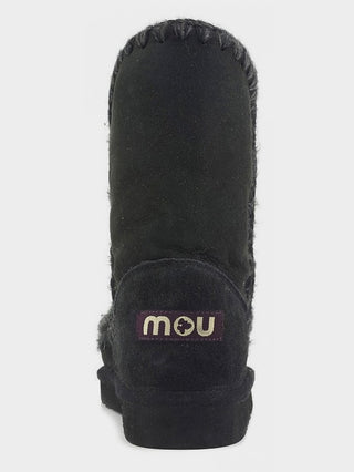 der mou Schuh in schwarz mit schwarzen nähten von hinten, man sieht das mou Logo.