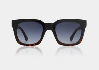 NANCY Sonnenbrille ist ein vielseitiges Accessoire, das Outfits eine ruhige, moderne Präzision verleiht – ideal für Tage mit klarer Sonne, Unterwegssein und leichte Resortmomente