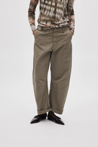 Vorderseiten Ansicht der October Hose von Rabens Saloner. Eine weite, coole, Sportliche Hose der dänischen Marke Rabens Saloner.