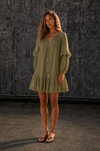 Model trägt das grüne Ophelie Kleid der schweizer Marke AYRE. 