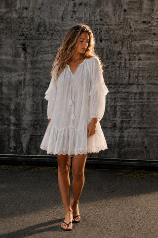 Model trägt das weisse Ophelie Kleid, mit Rüschen und schönen Stoffen. 