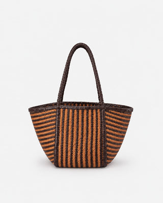 gestreifte Ledertasche. Geflochten wie eine Strandkorbtasche aus Südfrankreich. Aber eben aus Leder. Hier eine gestreifte Version, die Pipette TAsche der schweizer Marke AYRE. 