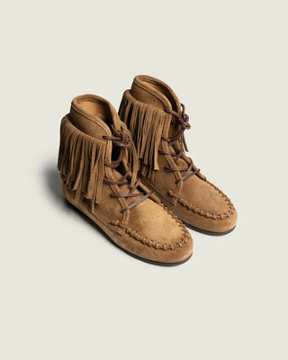 Die Prairie Boots der trendigen Marke Posa. Erinnern an einen Indianer Stiefel. Geschnürt und mit Fransen in einem schönen hellen beige braun.