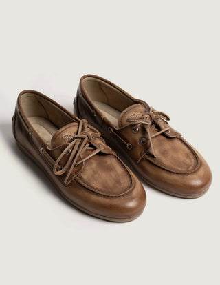 Seitliche Ansicht der Boat Loafer der Marke Posa. Ein helles braun, sehr klassisch, leicht verwaschener Look der brush Technik. Hier erhältlich im schweizer Onlineshop AYRE.