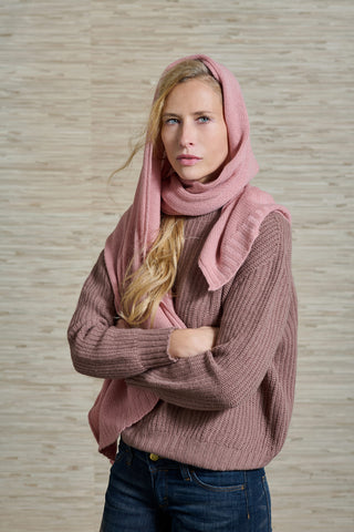 Model trägt den RIBAN Kaschmir Pulli des Schweizer Label AYRE in der schönen Farbe Plum. Leicht beerige Farbe.