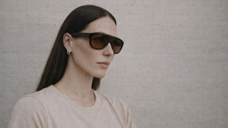 Model trägt die wunderschöne Sonnenbrille RIO der dänischen Marke A. Kjärbaede. Eine moderne Pilotenbrille.