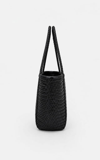 Die SOLANGE Tasche von der schweizer Marke AYRE von der seitlichen Perspektive. Man sieht auch hier das schöne Geflecht aus Leder. Wunderbare Handarbeit aus Indien. Sehr luxuriös.