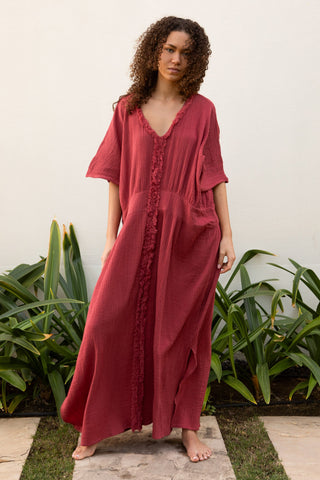 Ein fliessendes Maxikleid aus weichem Baumwoll-Musselin in der Farbe Blush Berry. Das SORBONNE Kleid bietet eine lockere, angenehm luftige Silhouette mit charakteristischer Strukturkante am V-Ausschnitt. Der gedämpfte Beerenton bringt Ruhe und Tiefe in sommerliche Looks und lässt sich vielseitig kombinieren – ideal für Alltag, Reisen, Resortwear und warme Tage. Gefertigt aus 100 % Baumwolle und in Einheitsgrösse passend für verschiedene Körperformen.