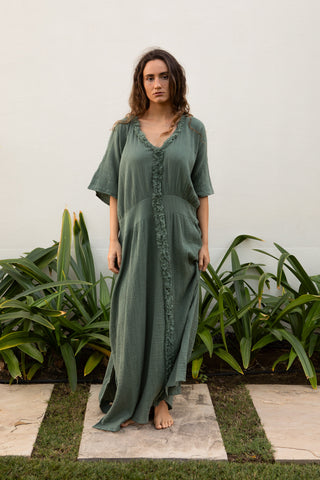 Ein fliessendes Maxikleid aus weichem Baumwoll-Musselin in der Farbe Grün. Das SORBONNE Kleid bietet eine lockere, angenehm luftige Silhouette mit charakteristischer Strukturkante am V-Ausschnitt. Der gedämpfte Beerenton bringt Ruhe und Tiefe in sommerliche Looks und lässt sich vielseitig kombinieren – ideal für Alltag, Reisen, Resortwear und warme Tage. Gefertigt aus 100 % Baumwolle und in Einheitsgrösse passend für verschiedene Körperformen.