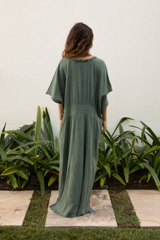 Ein fliessendes Maxikleid aus weichem Baumwoll-Musselin in der Farbe Grün. Das SORBONNE Kleid bietet eine lockere, angenehm luftige Silhouette mit charakteristischer Strukturkante am V-Ausschnitt. Der gedämpfte Beerenton bringt Ruhe und Tiefe in sommerliche Looks und lässt sich vielseitig kombinieren – ideal für Alltag, Reisen, Resortwear und warme Tage. Gefertigt aus 100 % Baumwolle und in Einheitsgrösse passend für verschiedene Körperformen.