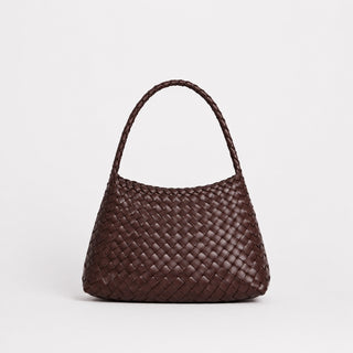 Man sieht eine geflochten Ledertasche der schweizer Marke AYRE in der Farbe darkbrown