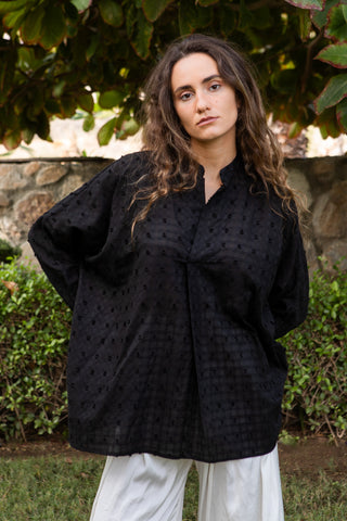 Ein leichtes, fliessendes Kleid mit entspannter Silhouette und natürlicher Beweglichkeit. TESS vereint schlichte Linienführung mit subtilen Details und schafft einen Look, der für warme Tage, Reisen und mühelose Alltagsmomente geeignet ist. Die One-Size-Passform sorgt für Komfort und Vielseitigkeit.