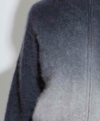 Detailaufnahme der Strickjacke auf der man den schönen Brush sieht des Cashmere. Und auch den schönen Farbverlauf in der Jacke.