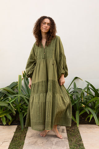 Boho-inspiriertes Kleid aus 100 % Baumwolle in sanftem Grün. Feine Stickereien, Cut-outs, Stufenschnitt und weite Ärmel für eine fliessende, luftige Silhouette. Ideal für Sommer, Reisen und Resortwear. One Size, leicht und vielseitig kombinierbar.
