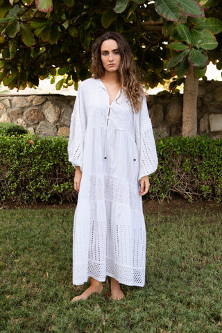 Luftiges Boho-Kleid aus 100 % Baumwolle mit feinen Stickereien und Stufenschnitt. Fliessende Silhouette, weite Ärmel und elegante Details – ideal für Sommer, Resortwear und entspannte Alltagsmomente. One Size, leicht und vielseitig kombinierbar.