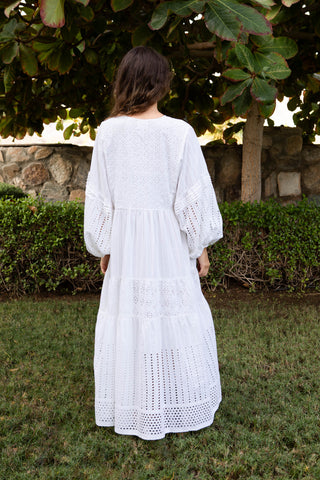 Luftiges Boho-Kleid aus 100 % Baumwolle mit feinen Stickereien und Stufenschnitt. Fliessende Silhouette, weite Ärmel und elegante Details – ideal für Sommer, Resortwear und entspannte Alltagsmomente. One Size, leicht und vielseitig kombinierbar. Rückseite,