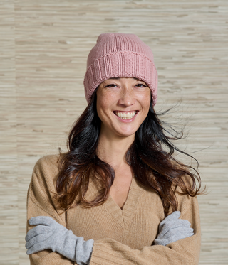 Das lachende Model trägt die VERMONT Mütze des Schweizer Labels AYRE. Es ist eine klassische Kaschmir Mütze mit einem Gerippten Bund, sie ist tragbar sowohl für Männer wie auch für Frauen.