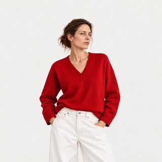 Model trägt den Cashmere Pullover VINCE der schweizer Marke AYRE in einem starken Rot. 