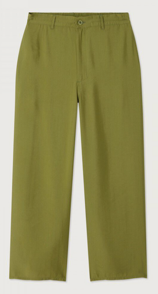 Man sieht die grüne Hose YSOLI der französischen Marke AMERICAN VINTAGE. 