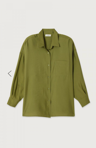 Zu sehen ist eine schöne klassische Oversize Bluse in einem schönen Grün. 